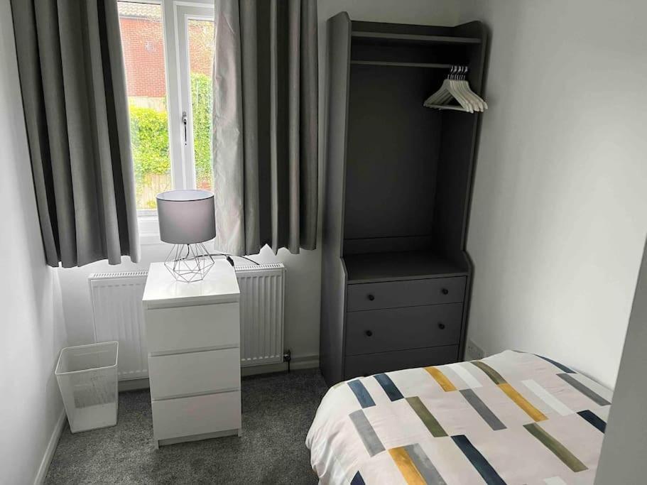 Very Comfy 3 Bed Town House Ashton-under-Lyne Exterior photo